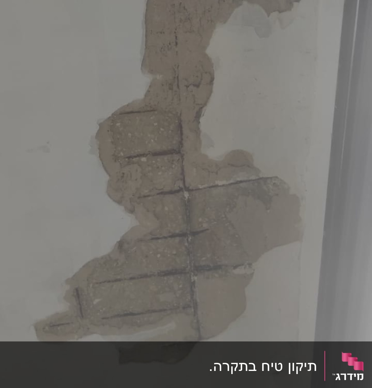 קיר עם טיח מתקלף וחשיפת ברזלים